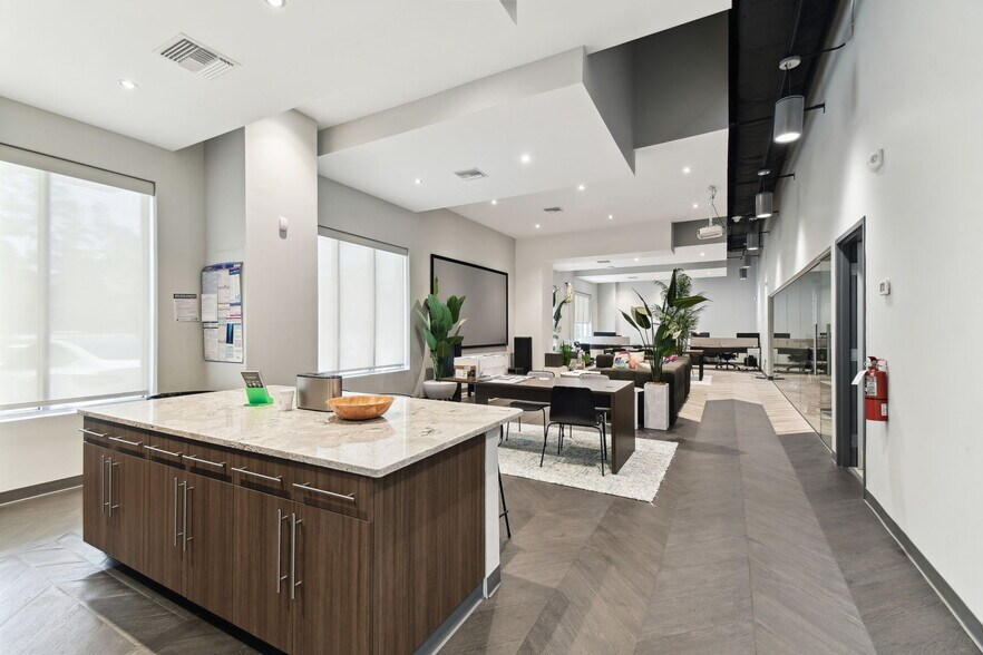 More Photos Of 924 Hale Ave, Brooksville Office For Sale