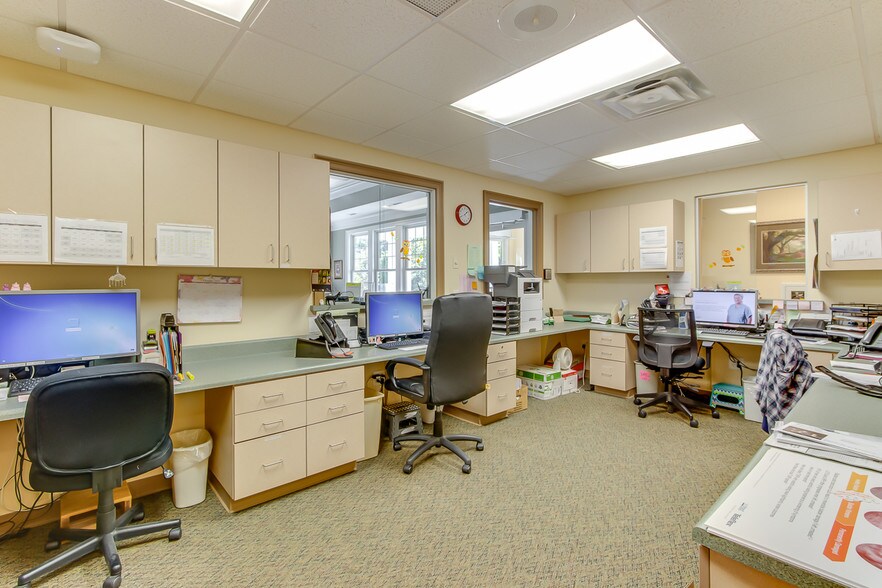 More Photos Of 135 Professional Park Dr, Seneca Healthcare For Lease