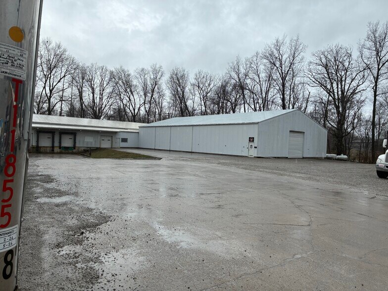 More Photos Of 721 E IL Highway 15, Mount Vernon Light Distribution For Lease