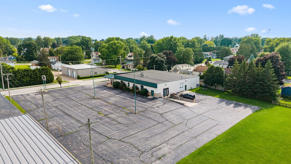 More Photos Of 1828 Park Ave, New Holstein Light Distribution For Sale