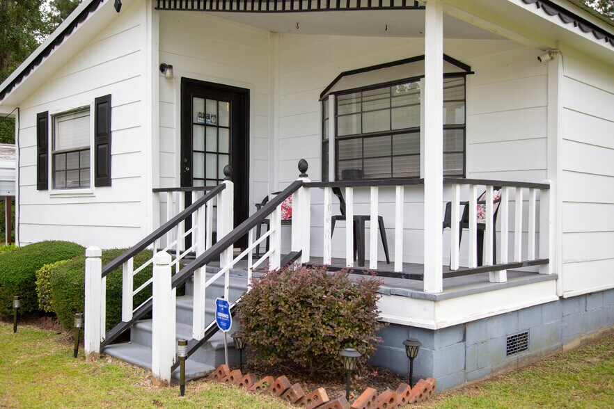 More Photos Of 93 Bell Dr, Baxley General Retail For Sale