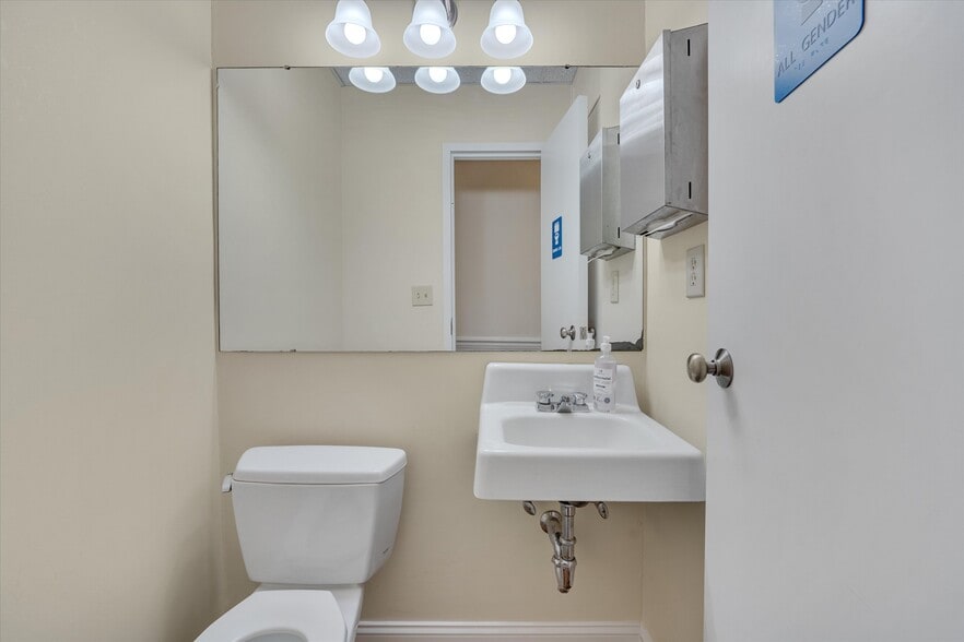 More Photos Of 1904 Front St, Durham Medical For Lease