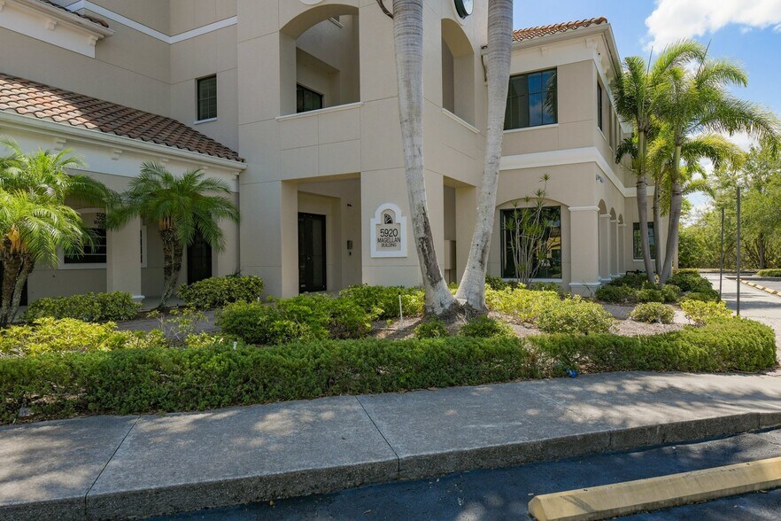 More Photos Of 5920 Pan American Blvd, North Port Medical For Lease