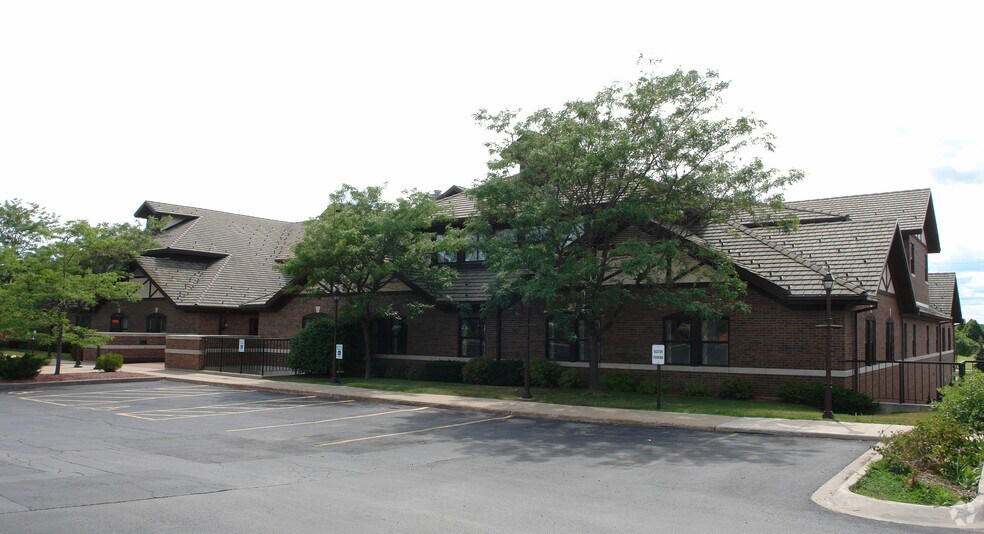 More Photos Of 301 N Broadway, De Pere Medical For Lease