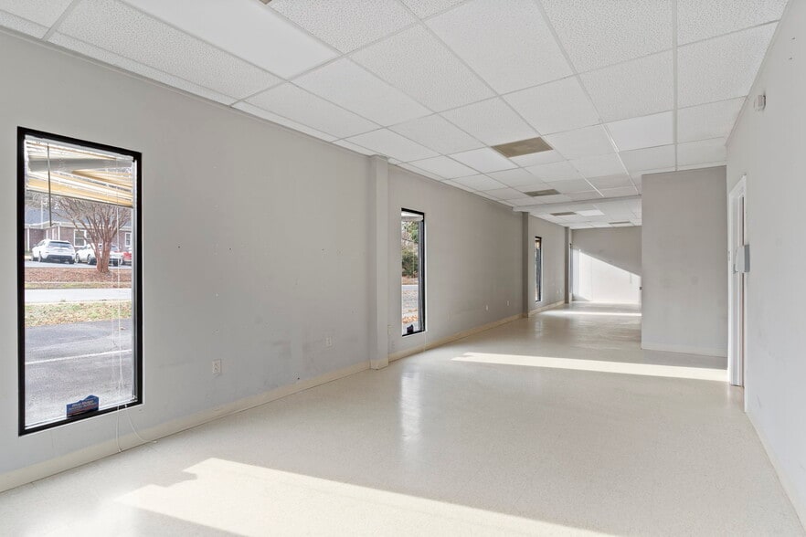 More Photos Of 444 Hampton Ave, Pickens Storefront Retail Office For Lease