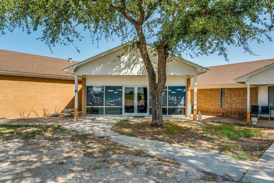 More Photos Of 220 W Lipan Dr, Lipan Religious Facility For Sale