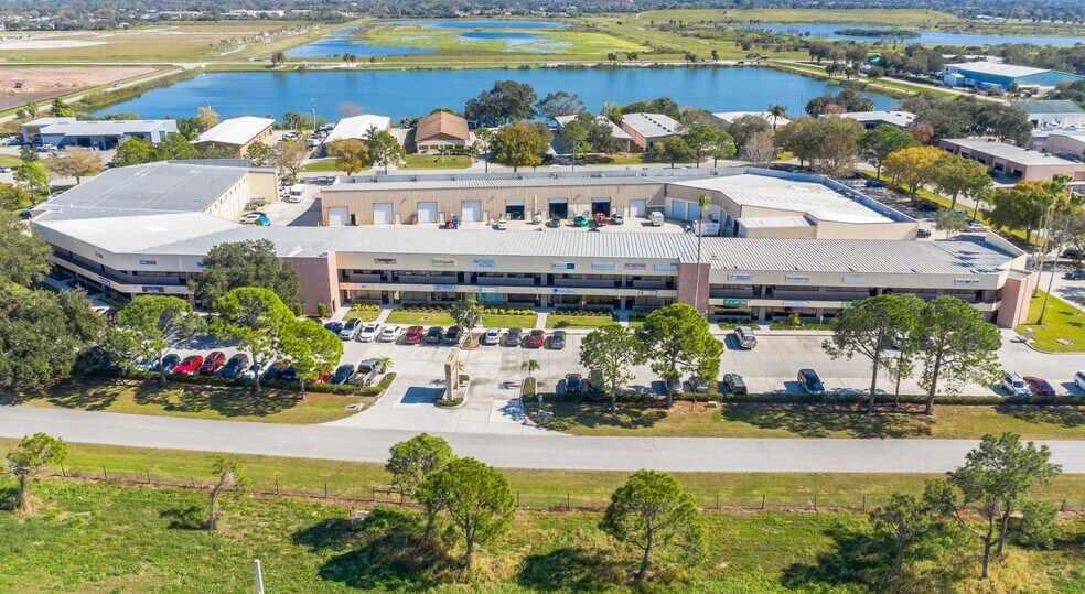 More Photos Of 367 Interstate Blvd, Sarasota Showroom For Lease