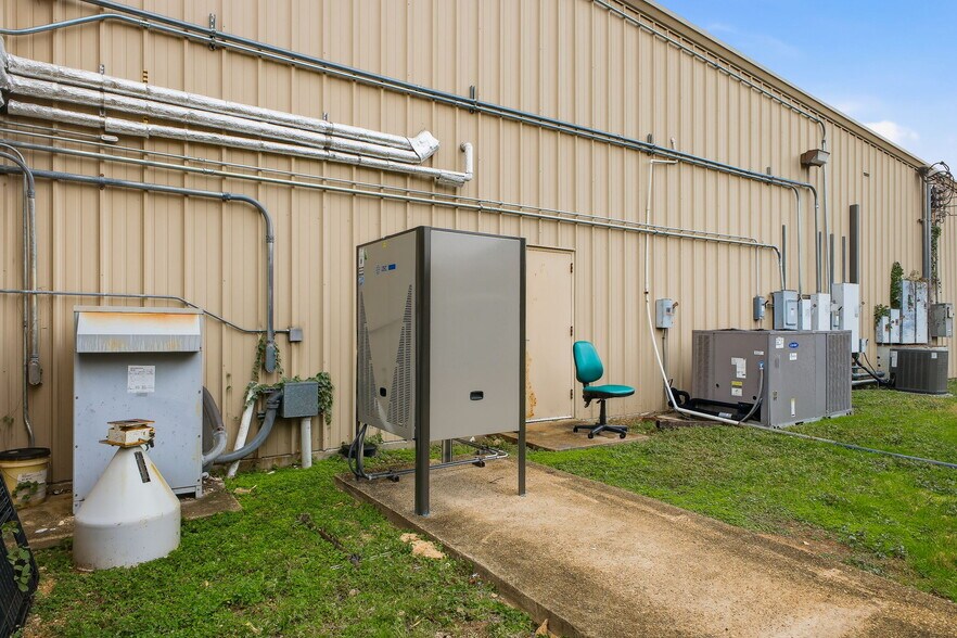 More Photos Of 315 N Park Dr, San Antonio Warehouse For Sale