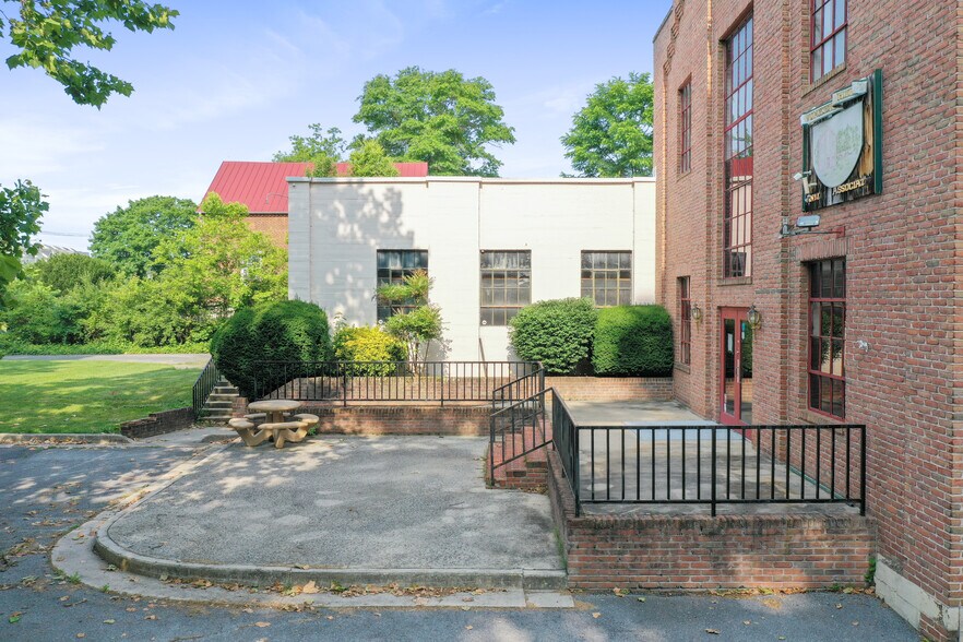 More Photos Of 144 Runnymeade rd, Bunker Hill Specialty For Sale