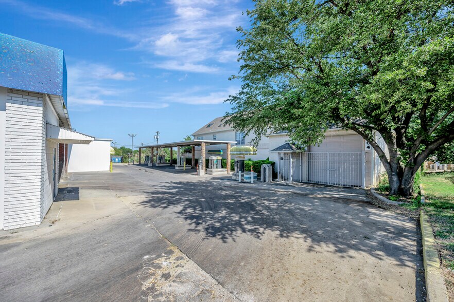 More Photos Of 504 N Euless Main St, Euless Carwash For Sale