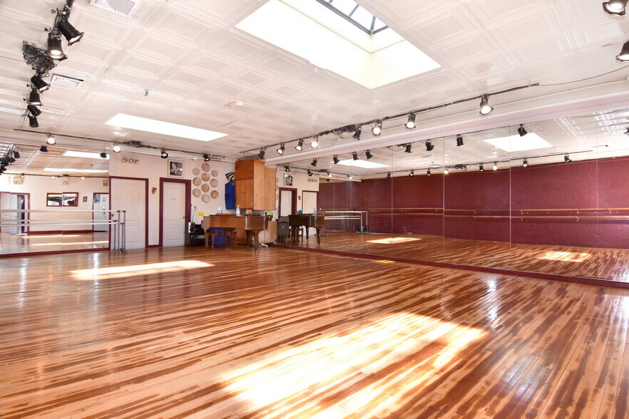 More Photos Of 504 5th St, Pelham Freestanding For Sale