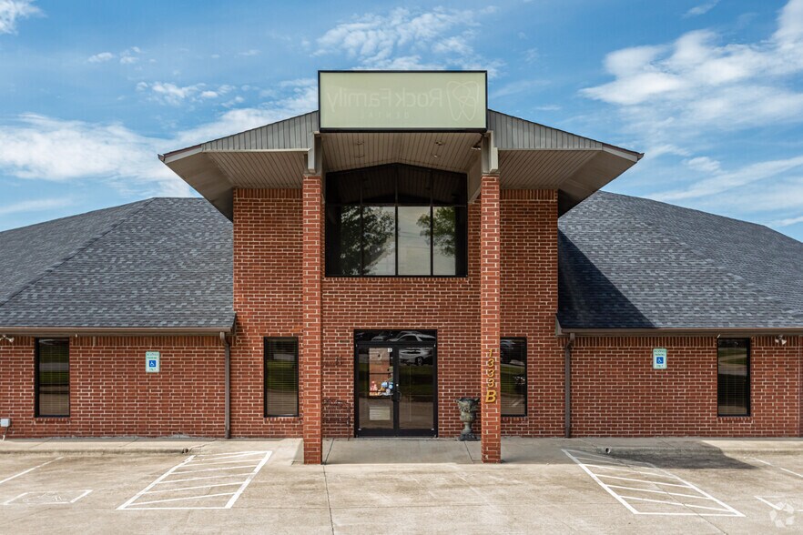 More Photos Of 1333 Arapaho Ave, Springdale Medical For Lease