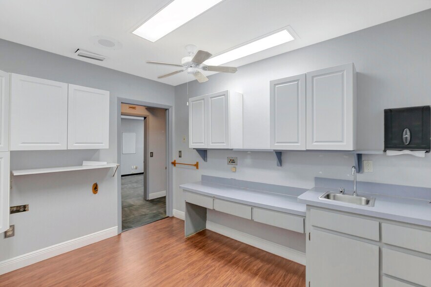 More Photos Of 1511 Indian Rocks Rd S, Largo Medical For Lease