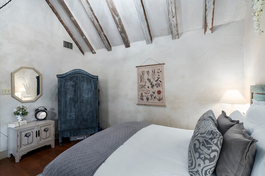 More Photos Of 104 E Austin St, Fredericksburg Storefront Retail Residential For Sale