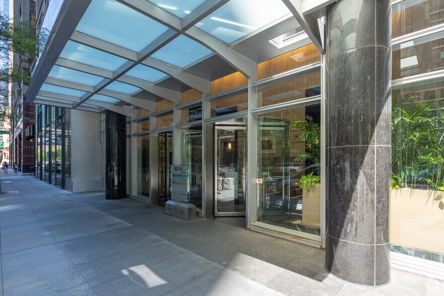 More Photos Of 1 N Franklin St, Chicago Office For Lease