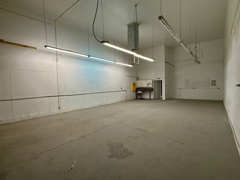 More Photos Of 3227 Meade Ave, Las Vegas Light Manufacturing For Lease