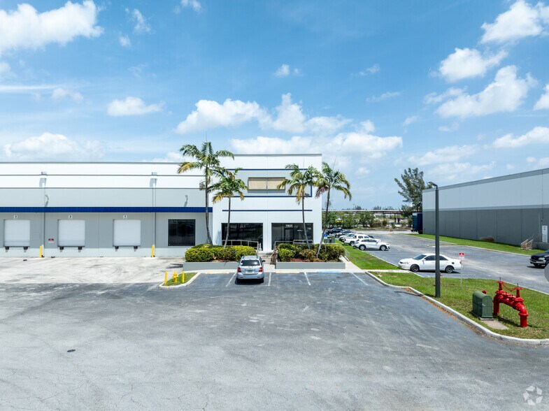 More Photos Of 11825 NW 100th Rd, Medley Warehouse For Lease