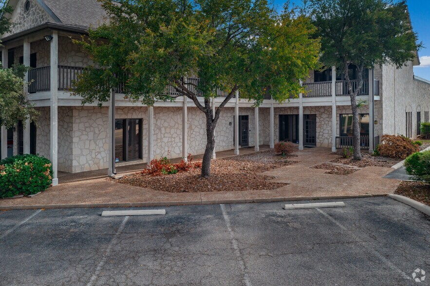 More Photos Of 4754 Shavano Oak, San Antonio Light Distribution For Lease