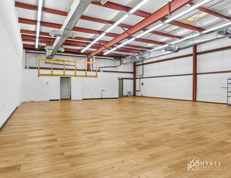More Photos Of 43935 Commerce Ave, Hollywood Light Manufacturing For Lease