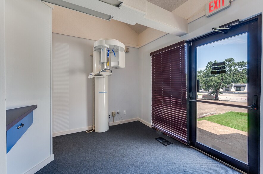 More Photos Of 1725 Cimarron Trl, Hurst Medical For Lease