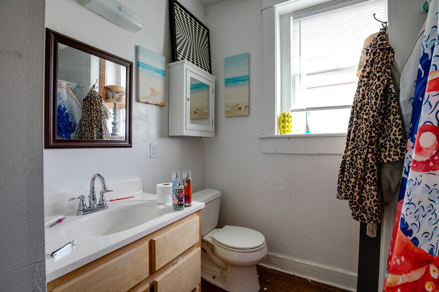 More Photos Of 705 Richmond Hwy, Richmond Showroom For Sale