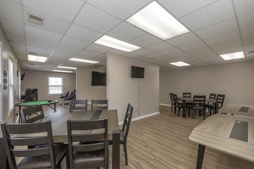 More Photos Of 1026 N Mitthoeffer Rd, Indianapolis Office For Sale