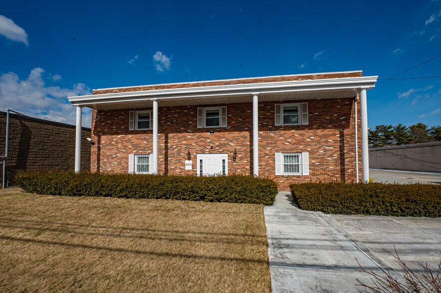 More Photos Of 609 Acorn St, Deer Park Warehouse For Sale