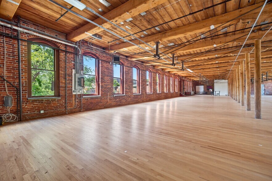 More Photos Of 420 Park St, Housatonic Flex For Sale