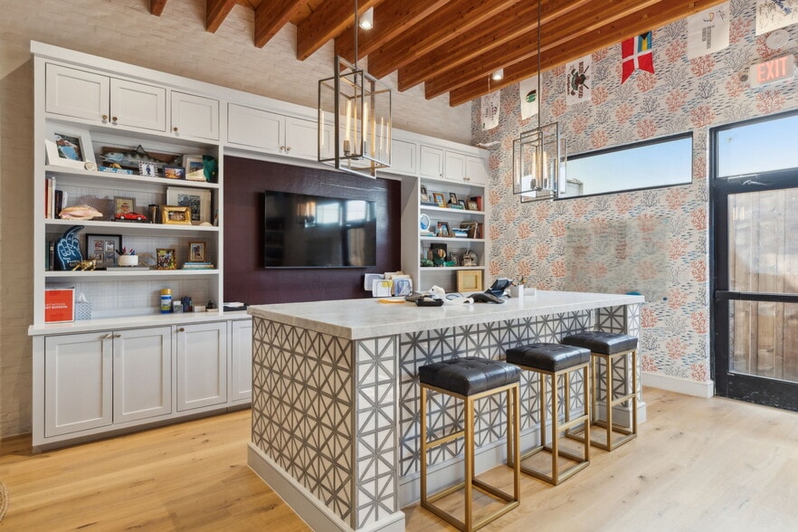 More Photos Of 4763 Algiers St, Dallas Loft Creative Space For Sale