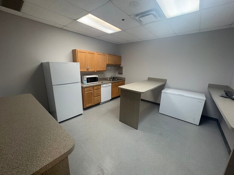 More Photos Of 422-434 Alexandersville Rd, Miamisburg Warehouse For Lease