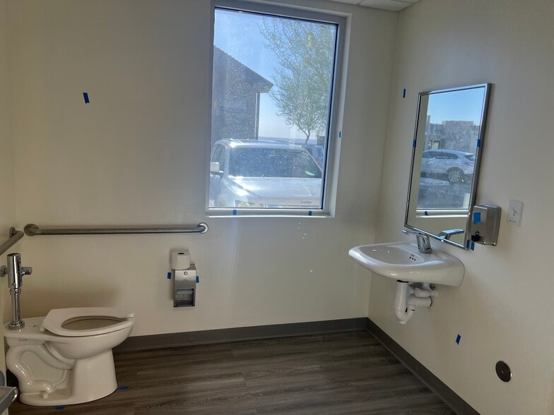 More Photos Of 6301 Northern Pass Dr, El Paso Office For Sale