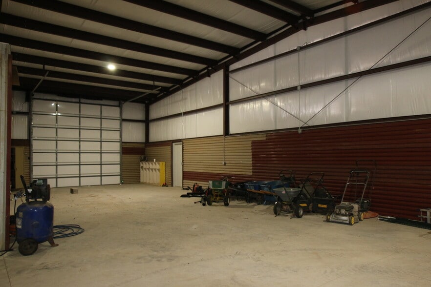 More Photos Of 8515 S Regency Dr, Tulsa Warehouse For Lease