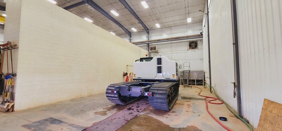 More Photos Of 860 35th Ave E, Dickinson Warehouse For Sale