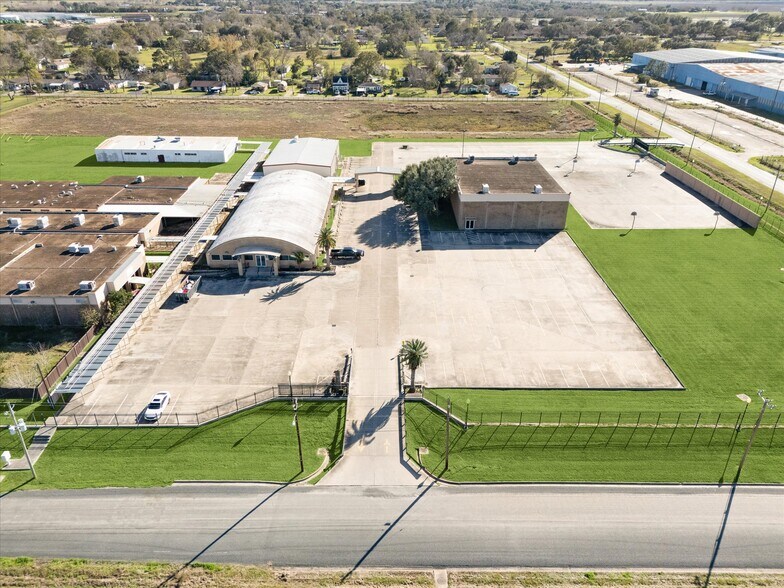 More Photos Of 1401 Mlk Blvd, El Campo Flex For Sale