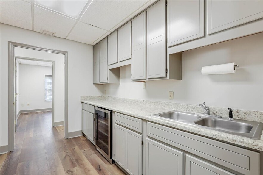 More Photos Of 1310 Thomasville Rd, Tallahassee Office For Sale