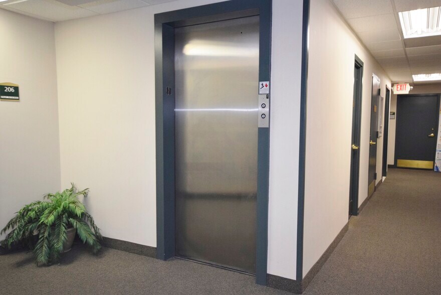 More Photos Of 1340 Old Chain Bridge Rd, McLean Office For Lease