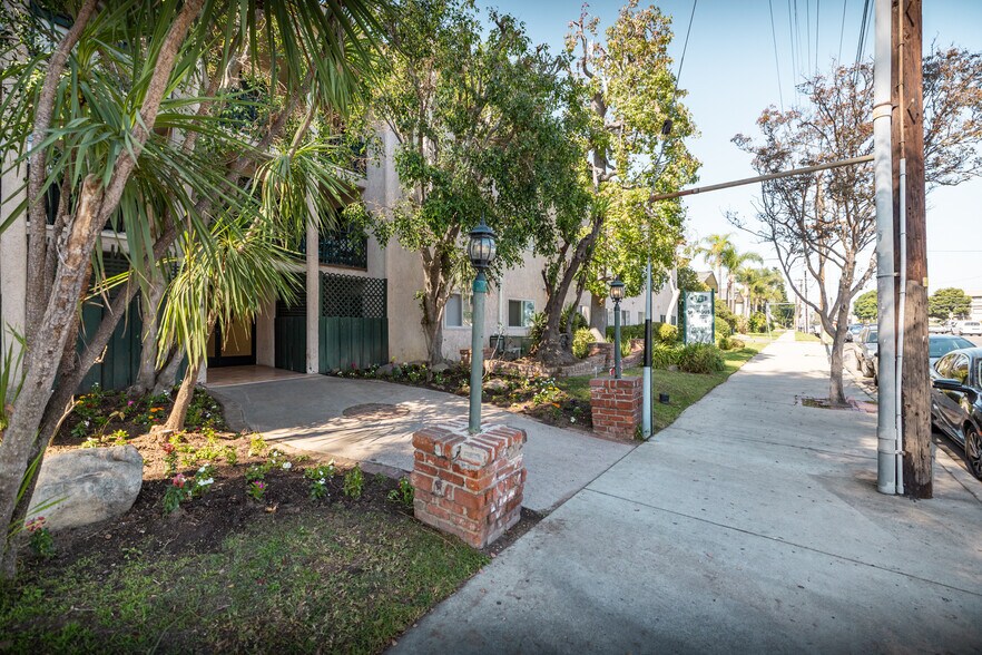 More Photos Of 6121 Woodman Ave, Van Nuys Apartments For Sale
