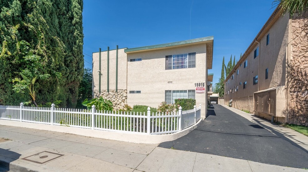 Primary Photo Of 15919 Vanowen St, Van Nuys Apartments For Sale