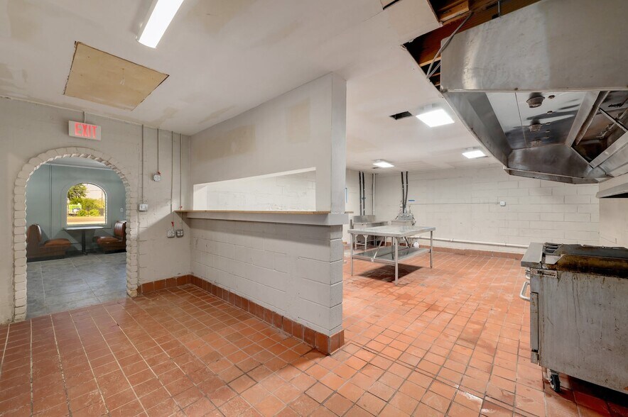 More Photos Of 2200-2204 S WW White Rd, San Antonio Restaurant For Lease