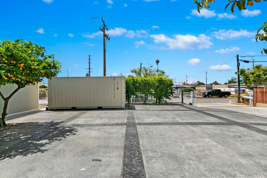 3091 E La Cadena Dr, Riverside, CA 92507 Contractor Storage Yard For