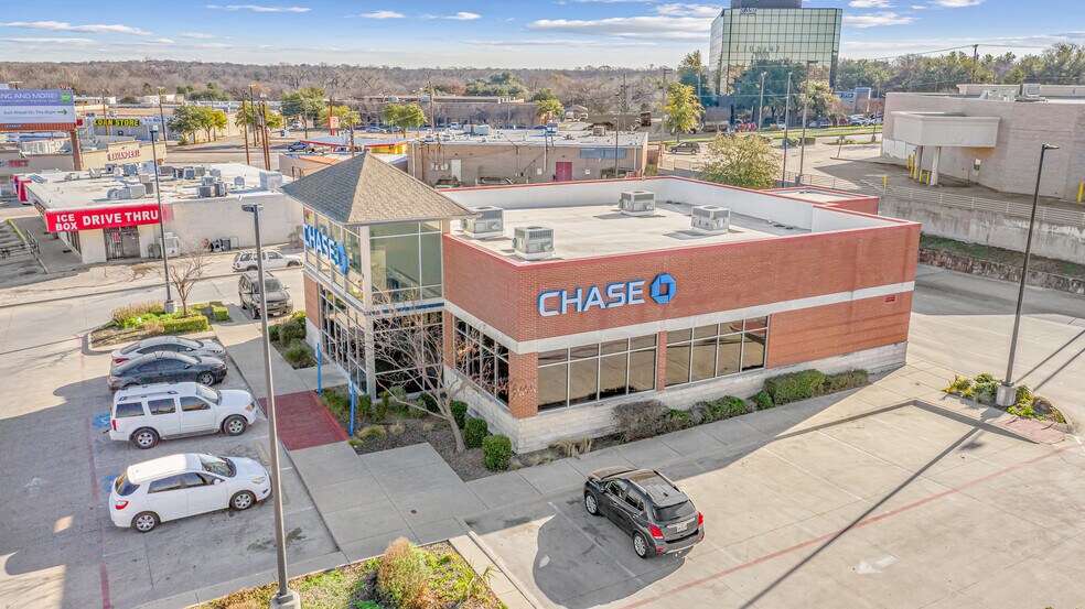 More Photos Of 6400 Skillman St, Dallas Bank For Lease