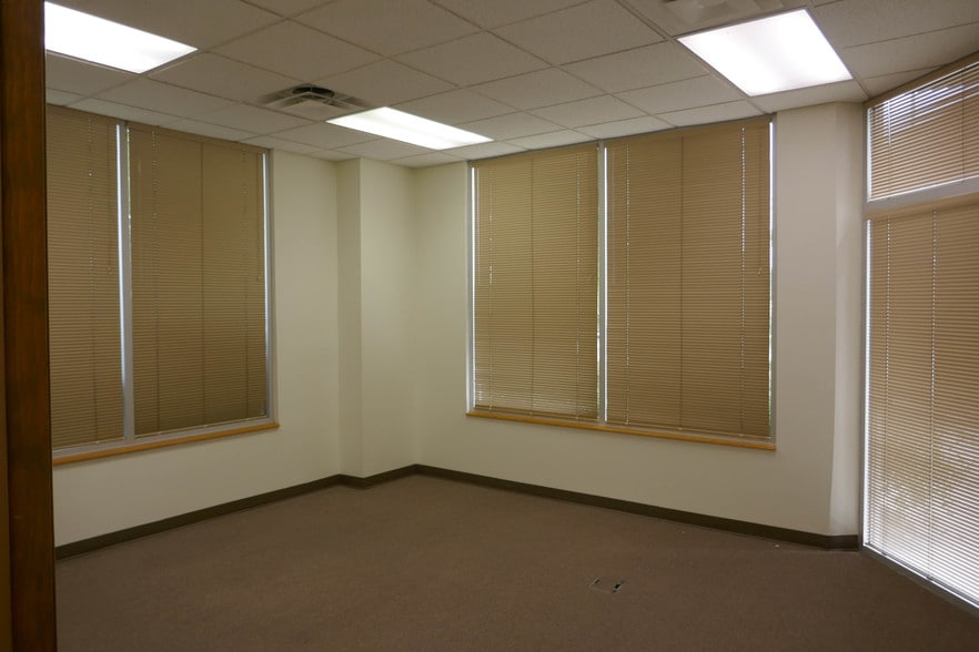 More Photos Of 10427 Cogdill Rd, Knoxville Light Distribution For Lease
