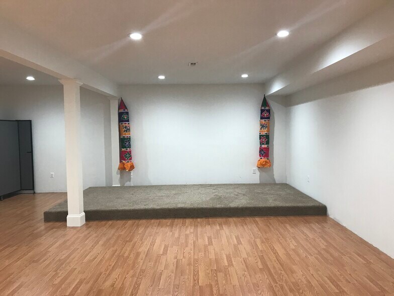 More Photos Of 1323 Shepard Dr, Sterling Showroom For Lease
