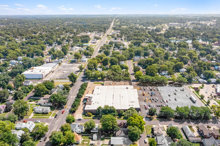 More Photos Of 1001 Court St, Pekin General Retail For Sale