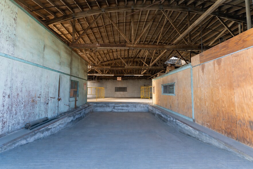 More Photos Of 830 59th St, Los Angeles Manufacturing For Lease