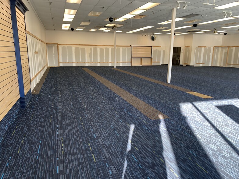 More Photos Of 250 Highlands Square Dr, Hendersonville Unknown For Lease