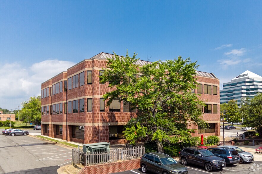 More Photos Of 1952 Gallows Rd, Vienna Office For Lease