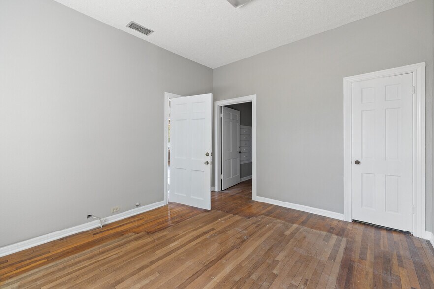 More Photos Of 620 N Main St, Taylor Storefront Retail Office For Sale