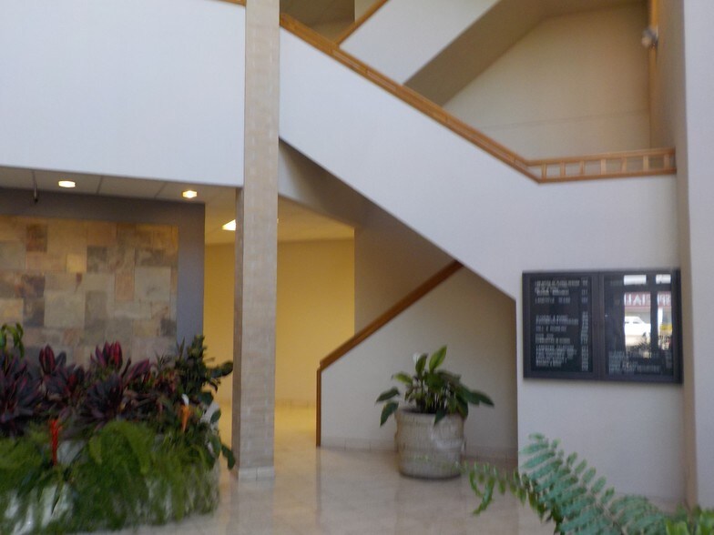 More Photos Of 3700 N 10th St, McAllen Office For Lease