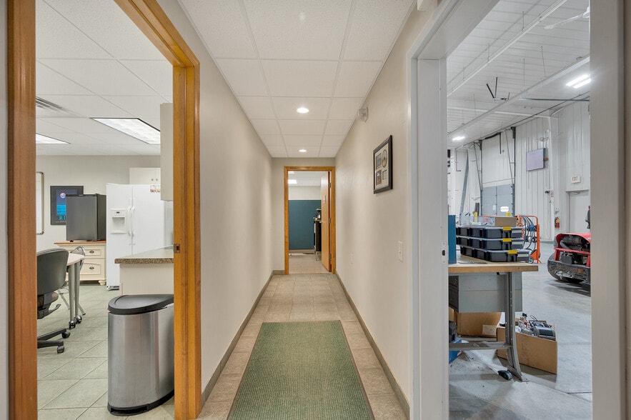 More Photos Of 1725 Suburban Dr, De Pere Manufacturing For Sale